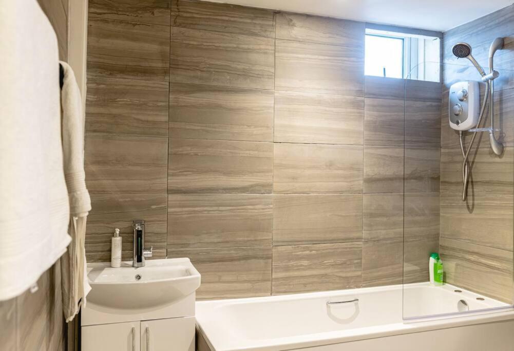 2 Bed With Free Parking Appartement Londen Buitenkant foto